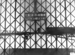 Brána do tábora KL Dachau s nápisom „Arbeit macht frei“ (Práca oslobodzuje). (AIPN)