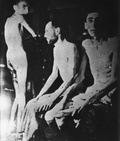 KL Buchenwald – zajatci Tretej ríše – vyhladovaní väzni; apríl 1945, po oslobodení tábora. (AIPN)