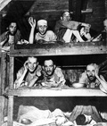 KL Buchenwald – bývalí väzni na táborových pričniach; apríl 1945, po oslobodení tábora. (AIPN)