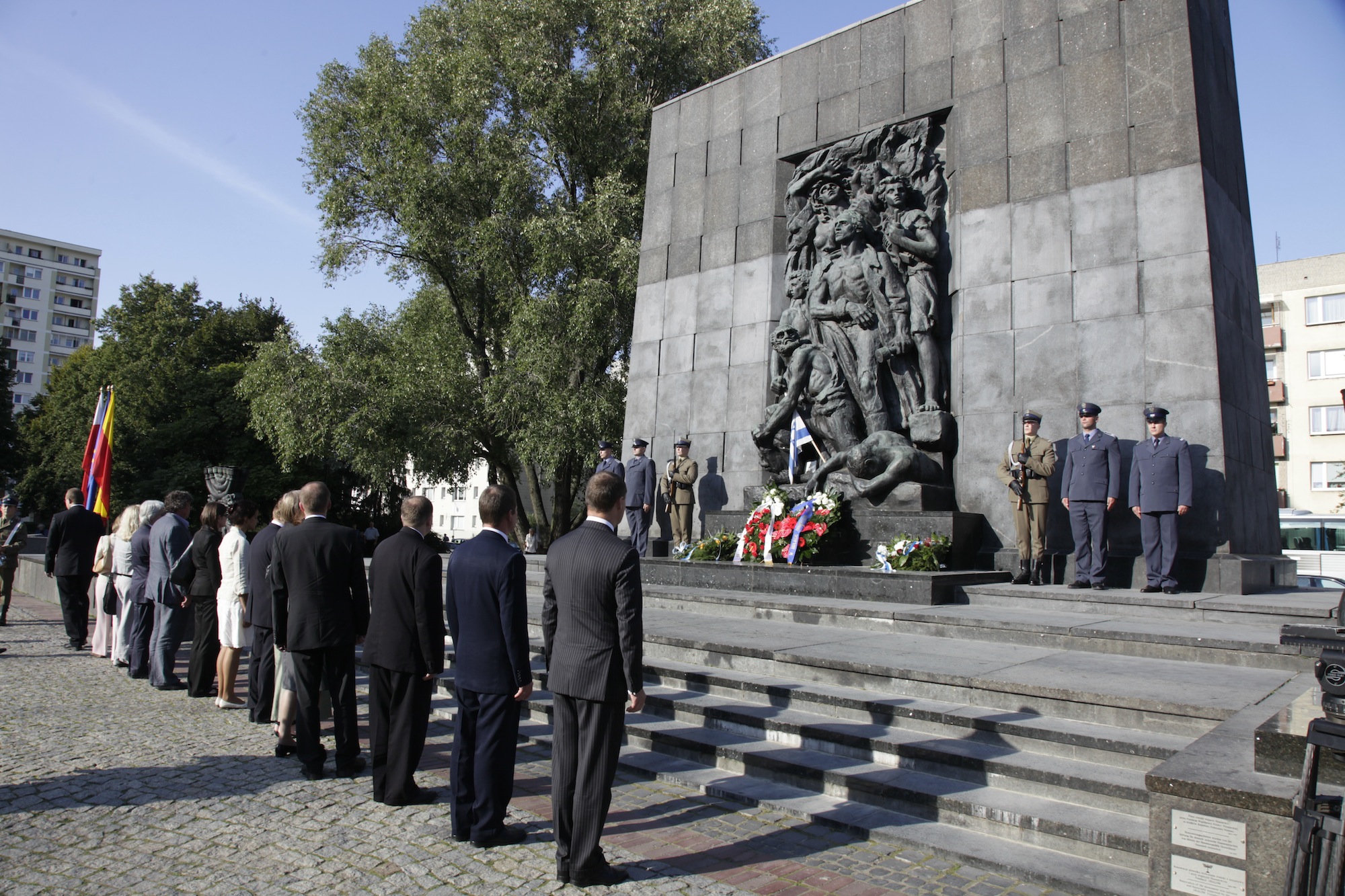 Pomník hrdinov varšavského geta 23. augusta 2011; vence skladajú delegácie Ústavov pamäti národa štátov bývalého východného bloku. (AIPN).