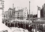 Pochod oddielov Wehrmachtu cez ulice Varšavy; 1. októbra 1939. (AIPN)