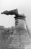 Nemci ničia v Krakove pomník Adama Mickiewicza, jedného z najvýznamnejších poľských básnikov; 17. augusta 1940. (AIPN)