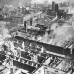 Varšava po nemeckých bombardovaniach – okolie Grzybowského námestia s charakteristickými vežami Kostola Všetkých svätých; september 1939. (AIPN)