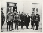 Funkcionári nemeckej operačnej skupiny bezpečnostnej polície spolu s tromi Poliakmi odsúdenými vojenským súdom na smrť. Fotka v Płońsku v septembri 1939. (AIPN)