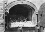 Majdanek (KL Lublin) po oslobodení v roku 1944. Vnútro kremačnej pece so spálenými ľudskými pozostatkami. (AIPN)
