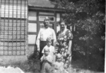 Max Pauly, veliteľ KL Stutthof, s manželkou a deťmi pred domom v Gdansku v časti Wrzeszcz; medzi rokmi 1939 a 1942 (AIPN)