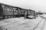 Židia vo vagónoch úzkorozchodnej železnice na ceste do vyhladzovacieho tábora v Chełmne. (ŻIH)