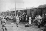 Židia z varšavského geta na Umschlagplatzi a na ceste do vyhladzovacieho tábora v Treblinke. (AIPN)