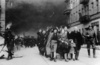 Židia, ktorých Nemci vysťahovali z mesta počas povstania vo varšavskom gete; apríl – máj 1943. (AIPN)