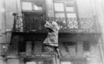 Povstanie vo varšavskom gete – mnoho osôb vyskakovalo cez okná, aby sa vyhli smrti v plameňoch alebo smrti z rúk trýzniteľov. (AIPN)